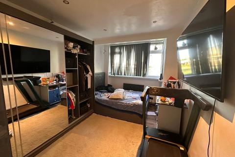 4 bedroom terraced house to rent, Stevenage Road, London E6