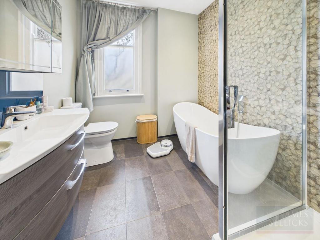 Main Bathrom