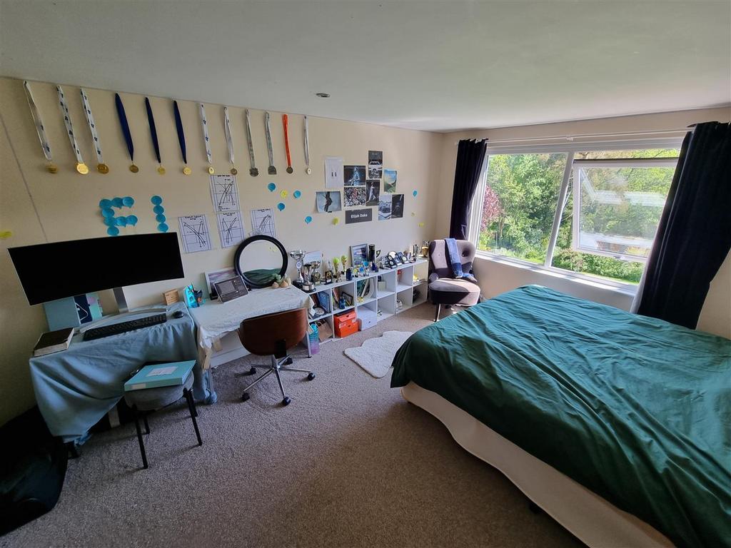 Bed 2.jpg