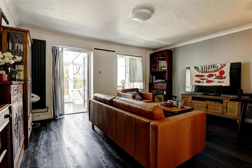 Sitting/Dining Room: