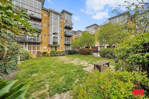 2 bedroom flat for sale, Malt House Place, Romford RM1