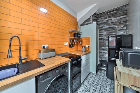 8 Edinburgh Place, Leeds, LS12 3RQ