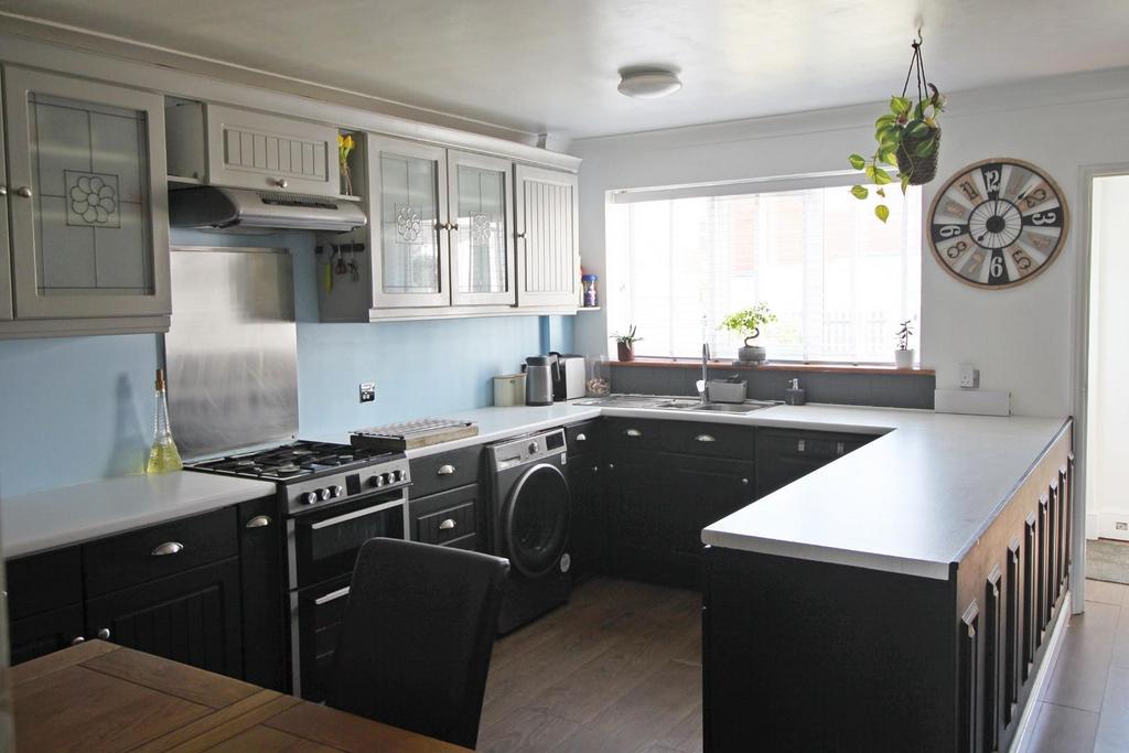 Kitchen 1 .JPG