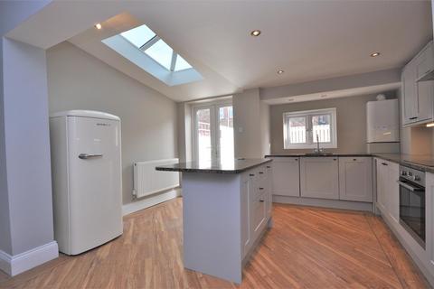 3 bedroom terraced house to rent, Russell Street, Scarcroft Road
