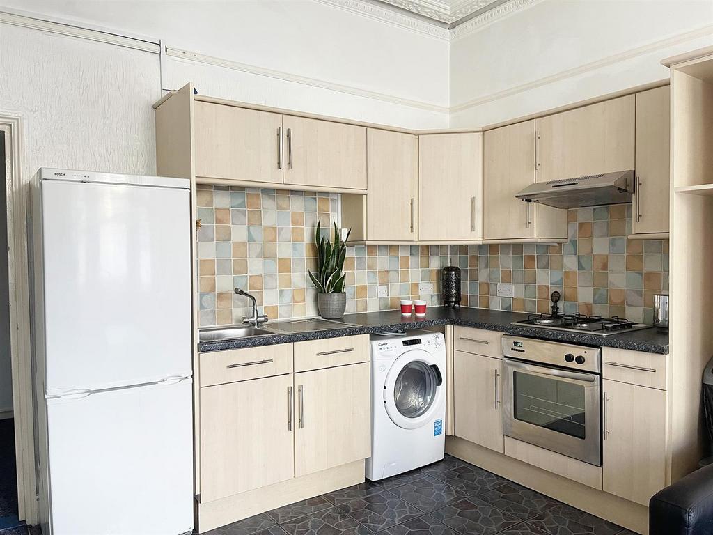 Waverley-grove-2-bed-student-flat-portsmouth (5).J