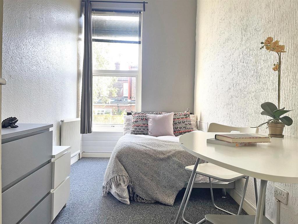 Waverley-grove-2-bed-student-flat-portsmouth (7a).