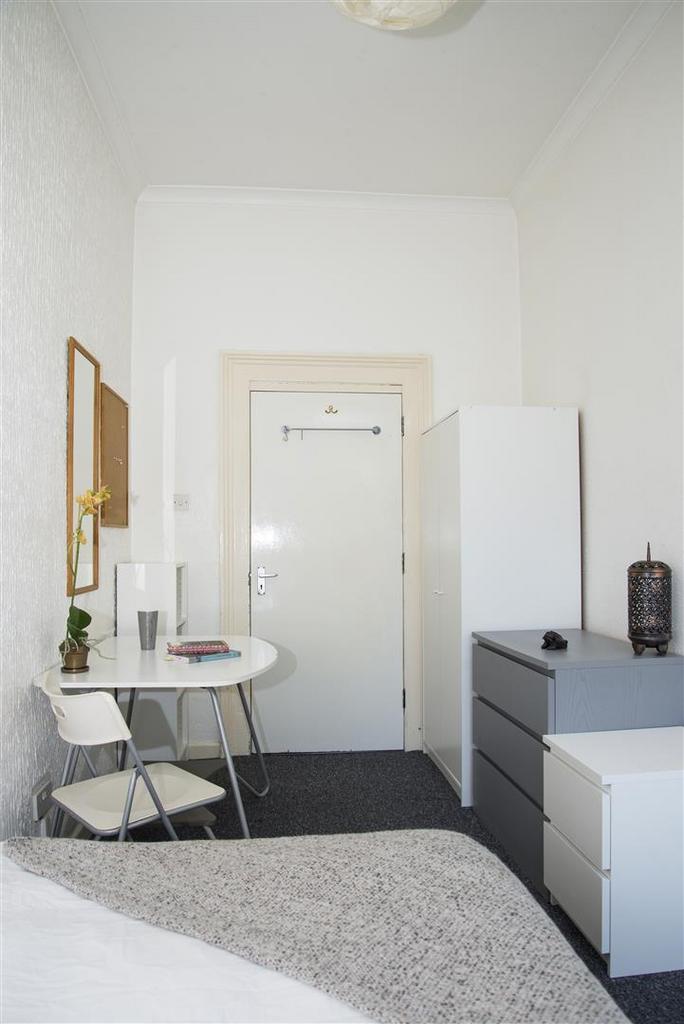 Waverley-grove-2-bed-student-flat-portsmouth (5a).