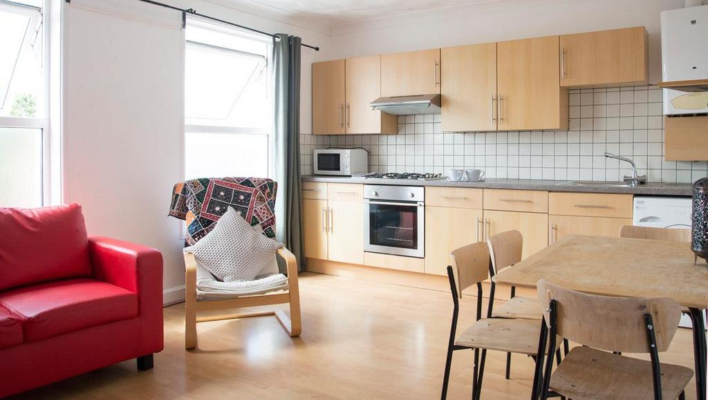 Cottage-grove-2-bed-student-flat-living-room-3.jpg