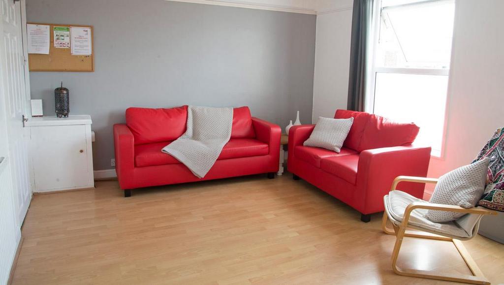 Cottage-grove-2-bed-student-flat-living-room-2.jpg