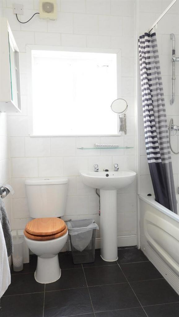 Cottage-grove-2-bed-student-flat-bathroom.jpg