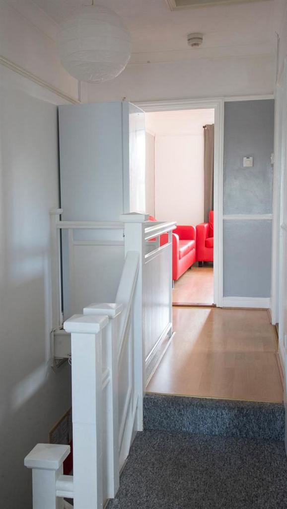 Cottage-grove-2-bed-student-flat-hallway.jpg