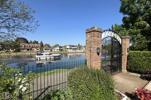 2 bedroom flat for sale, Riverbank, Staines TW18