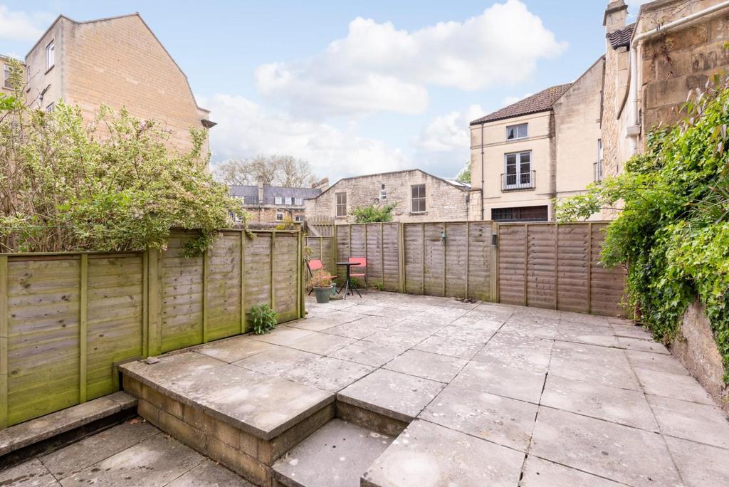 Flat, 3 Russell Street, Bath BA1 2 GF-13.jpg