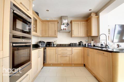 8 Howard Close, Sunbury-on-thames, TW16 7TQ