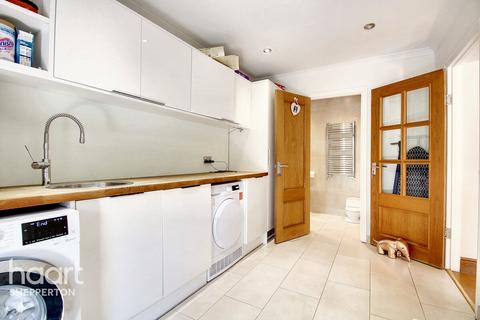 8 Howard Close, Sunbury-on-thames, TW16 7TQ