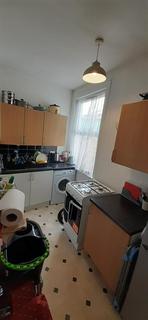 Studio to rent, Little Ilford Lane, London E12