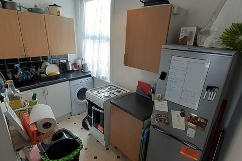 Studio to rent, Little Ilford Lane, London E12
