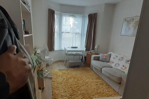 Studio to rent, Little Ilford Lane, London E12
