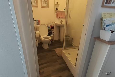 Studio to rent, Little Ilford Lane, London E12