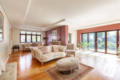 5 Mead Close, Romford, RM2 5NX