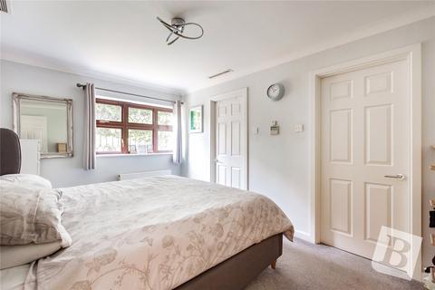 5 Mead Close, Romford, RM2 5NX