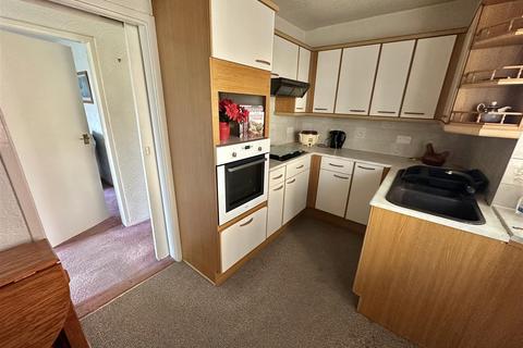 2 bedroom semi-detached bungalow for sale, Leeds Old Road, Heckmondwike