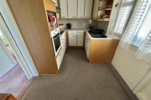 2 bedroom semi-detached bungalow for sale, Leeds Old Road, Heckmondwike