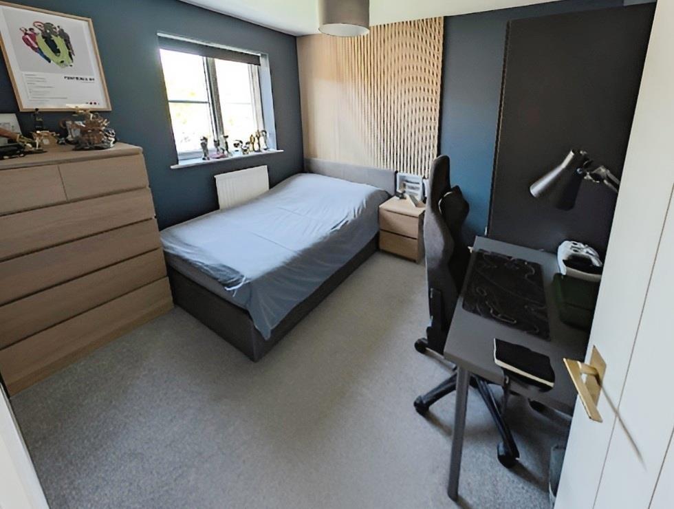 E309b3e8-bed 202.jpg