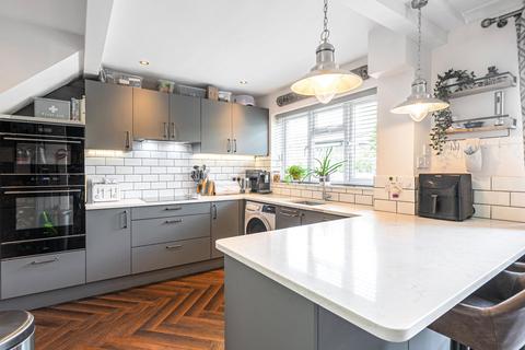 11 Endale Close, Carshalton, SM5 2HB
