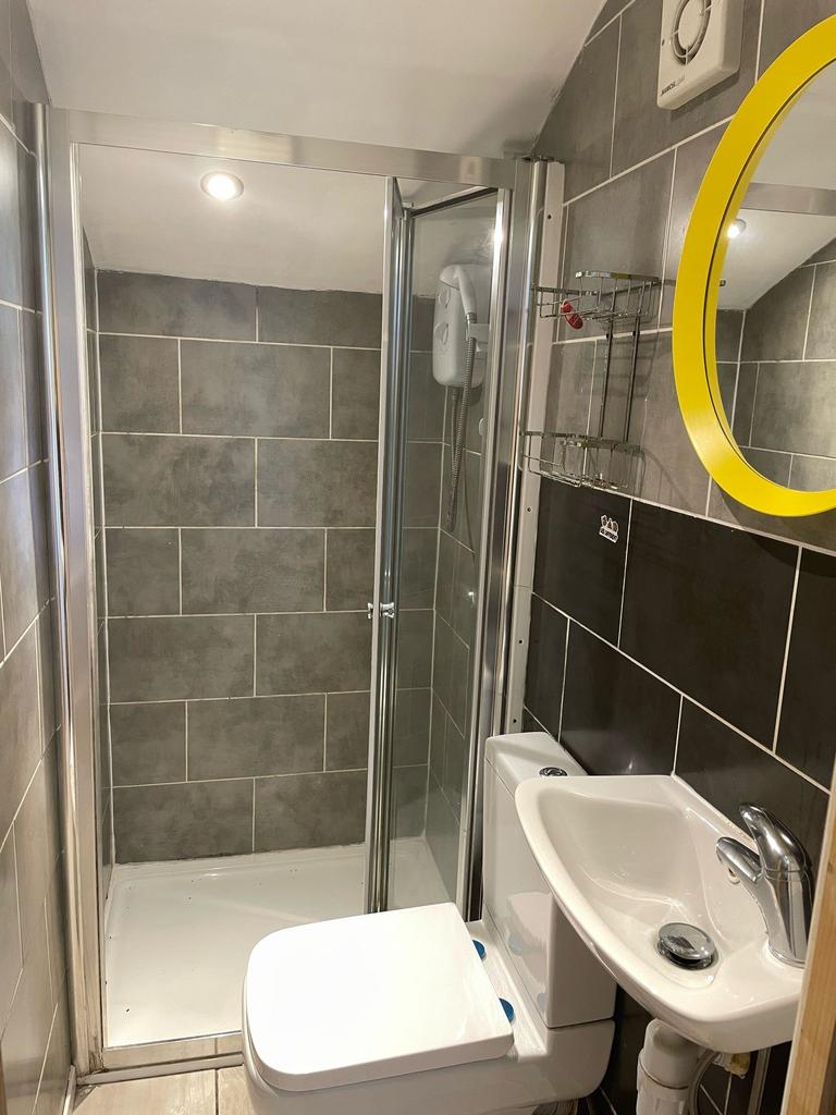 Stylish and modern bathroom with a spacious sho...