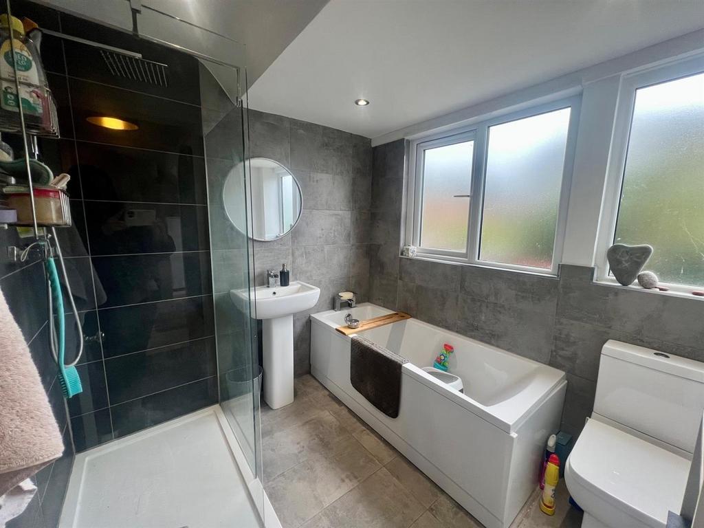 Bathroom 3.jpg