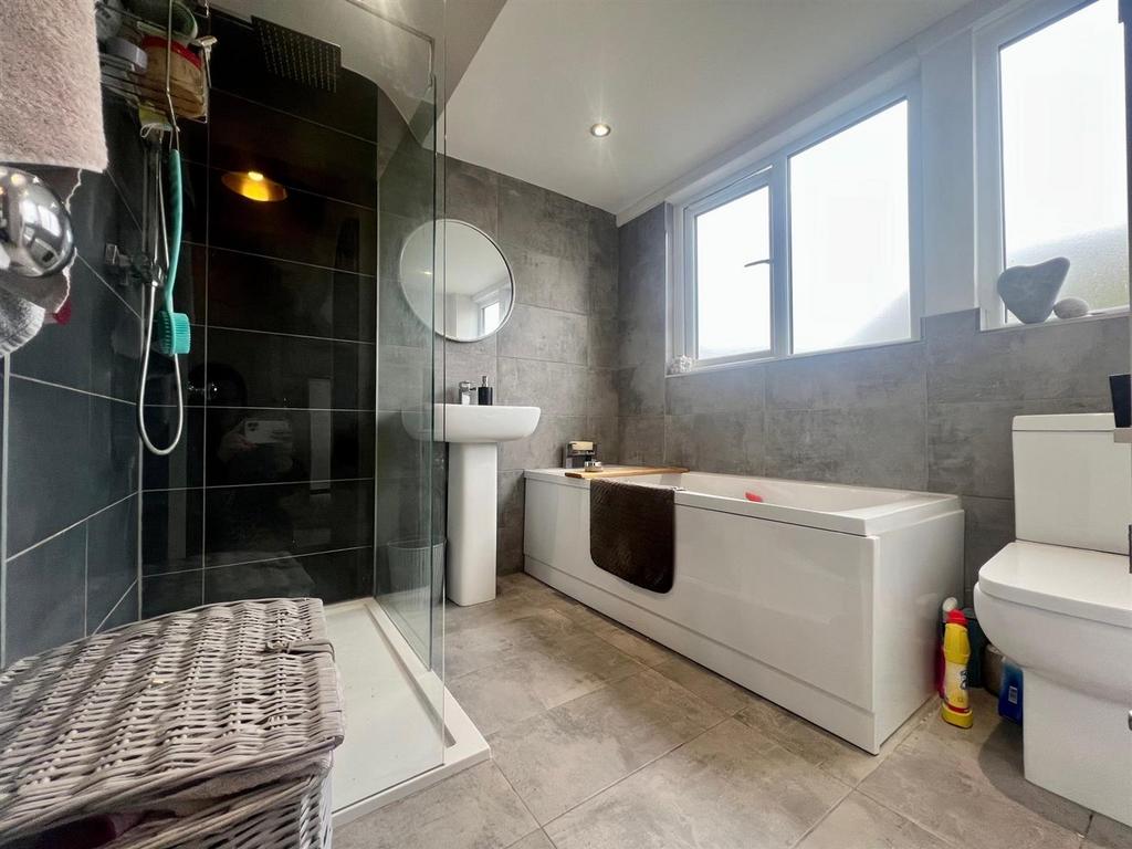 Bathroom 2.jpg