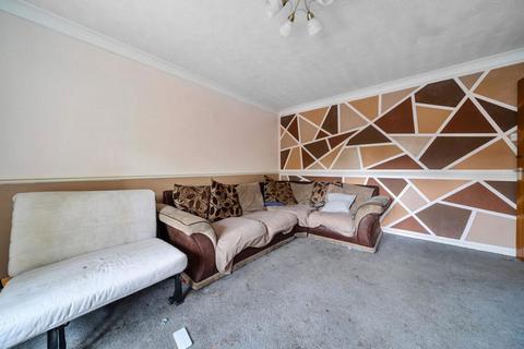 6 Chilham Close, Frimley, Camberley, GU16 9YA