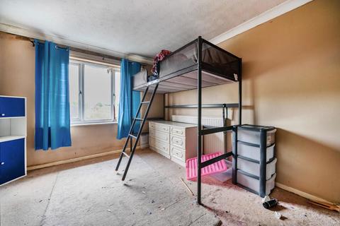 6 Chilham Close, Frimley, Camberley, GU16 9YA