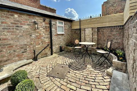 Studio to rent, Portland Street, York
