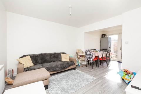 3 bedroom semi-detached house to rent, Old Road East, Kent DA12