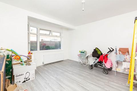 3 bedroom semi-detached house to rent, Old Road East, Kent DA12