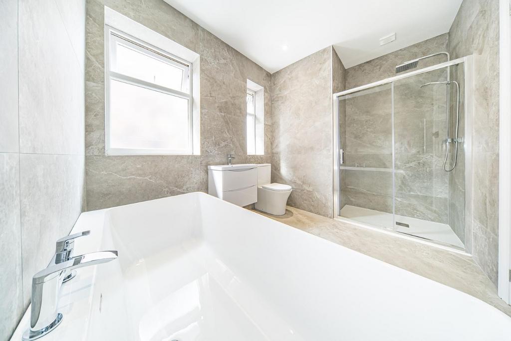 6 stanley crescent bathroom.jpg