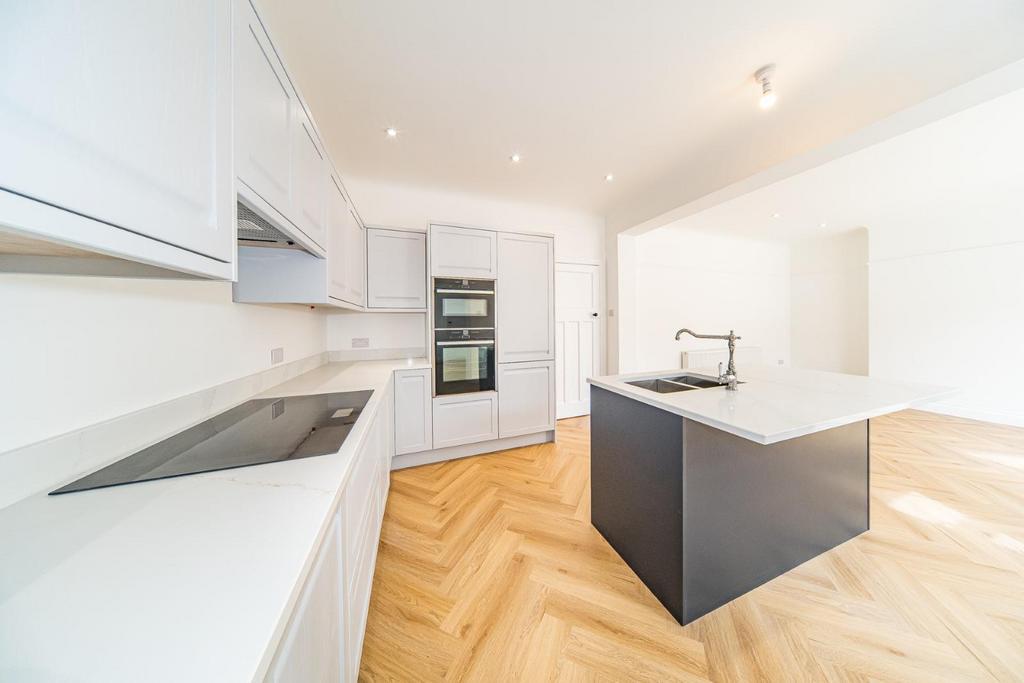 6 stanley crescent kitchen 3.jpg