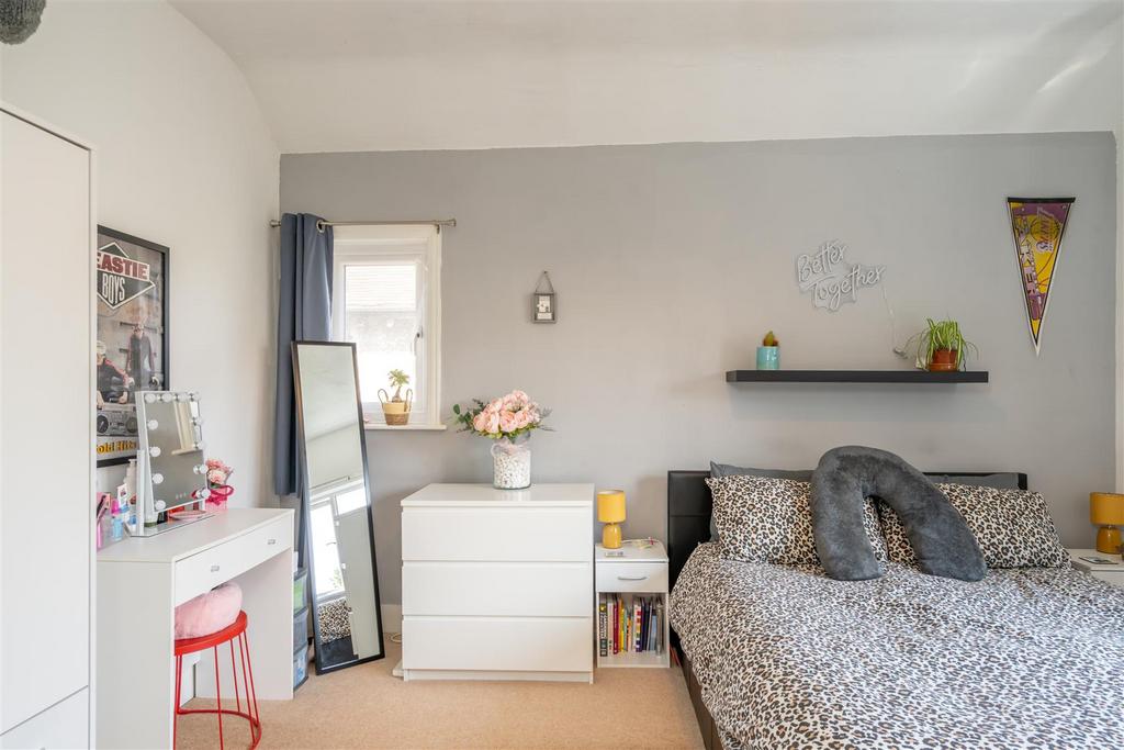 Bedroom 1 (2).jpg