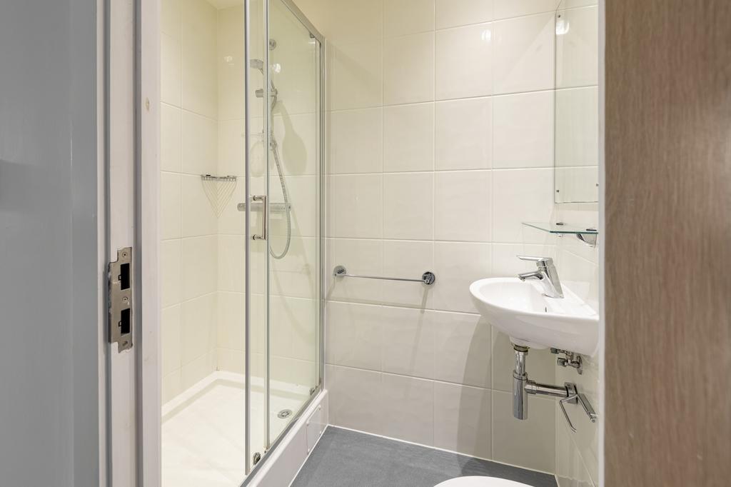 A modern and clean bathroom featuring a spaciou...