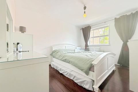 24 Bartholomew Place, Warfield, Bracknell, RG42 3DQ