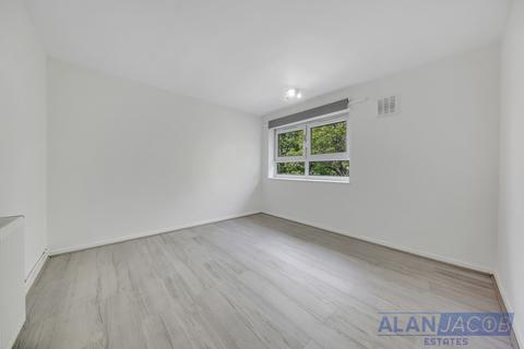 3 bedroom flat to rent, Paul Street, London E15