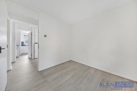 3 bedroom flat to rent, Paul Street, London E15