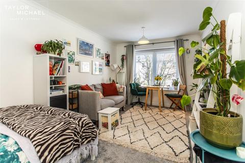 Studio to rent, The Drive, Hove