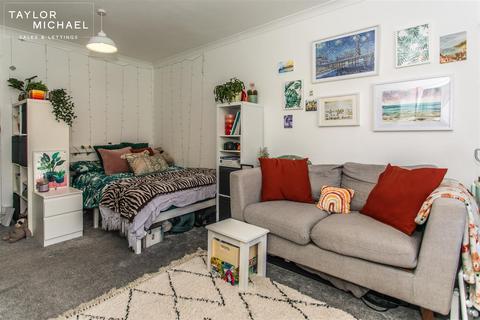 Studio to rent, The Drive, Hove