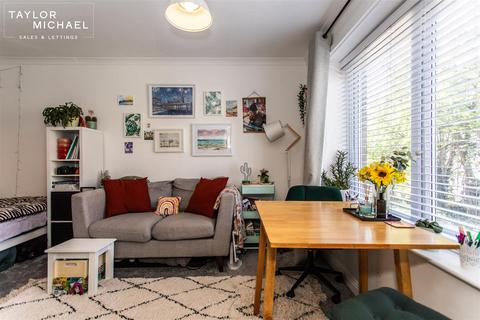 Studio to rent, The Drive, Hove
