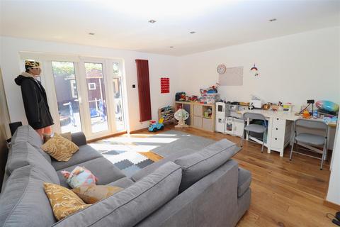 5 Allingham Close, London, W7 1NA