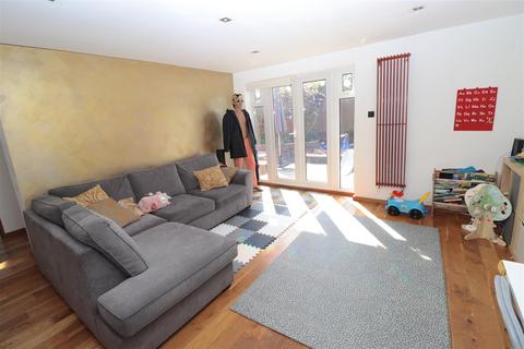 5 Allingham Close, London, W7 1NA