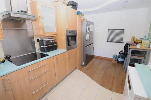 5 Allingham Close, London, W7 1NA